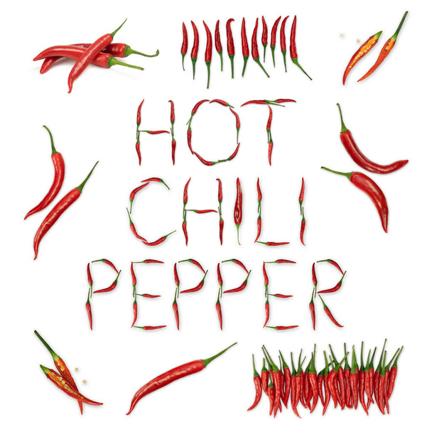 Papryka chili izolowane na białym tle, Różne kształty chili. Font made of hot red chili pepper isolated on white - words HOT CHILI PEPER. Widok z góry. - Zdjęcie, obraz