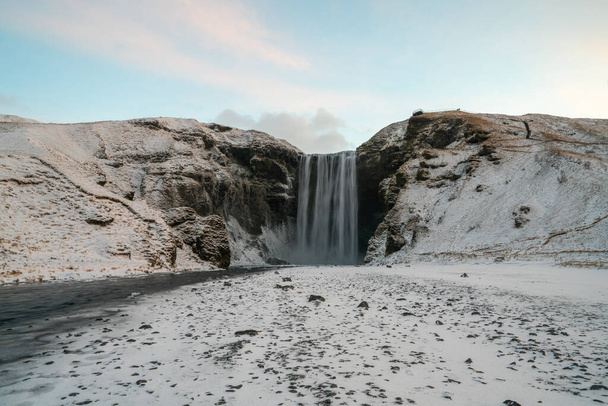 A híres Skogafoss vízesés télen napkeltekor. Az egyik legnépszerűbb hely Izlandon - Fotó, kép