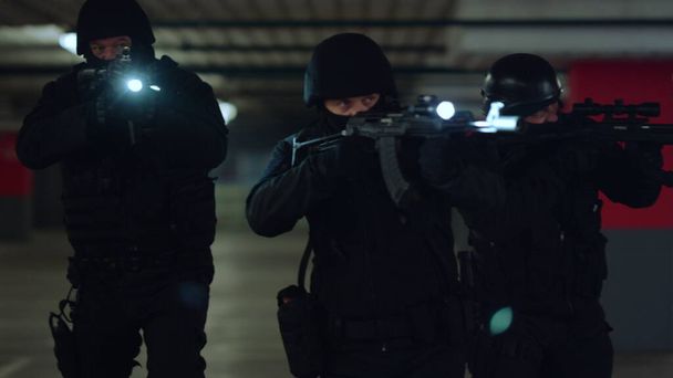 SWAT-sotilaat käyttävät kiväärejä taskulampuilla. Poliisit tuliaseiden kanssa - Valokuva, kuva