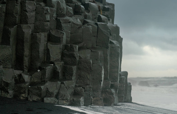 Basaltti rock muodostelmia Peikko varpaat mustalla rannalla. myrskyssä Reynisdrangar, Vik, Islanti - Valokuva, kuva