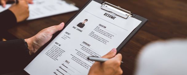 Businessman submits resume employer to review job application information on the desk, presents the ability for the company to agree with the position of the job. - Zdjęcie, obraz