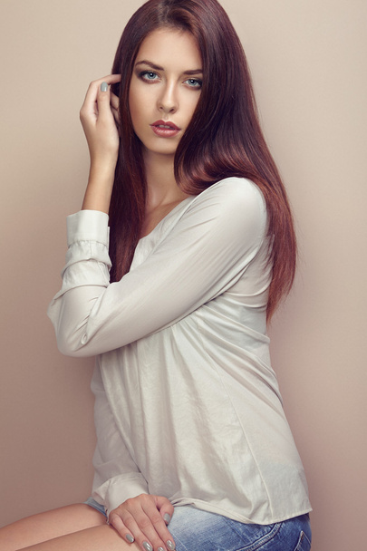 Portrait of young beautiful girl with brown hair. - Foto, immagini