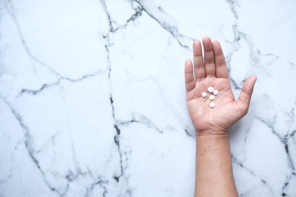  man hand holding pills with copy space  - Фото, зображення