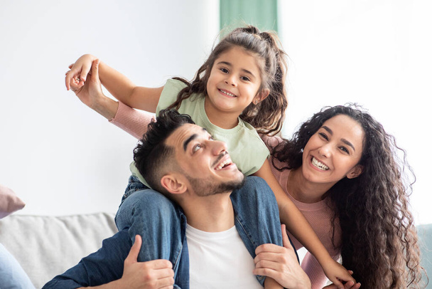 Nahaufnahme Von Happy Arab Family Von Three Having Spaß Zusammen Zu Hause - Foto, Bild