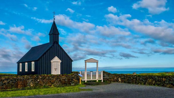 Maamerkki Musta kirkko Budir kauniissa kesäiltana valossa, Snaefellsnes niemimaalla Länsi-Islannissa. - Valokuva, kuva