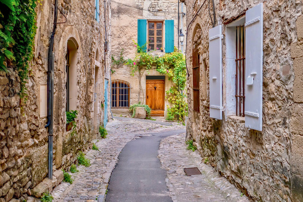 Una pittoresca stradina che attraversa la zona medievale di Vaison la Romaine, un villaggio nella regione di Vaucluse in Provenza, Francia. - Foto, immagini