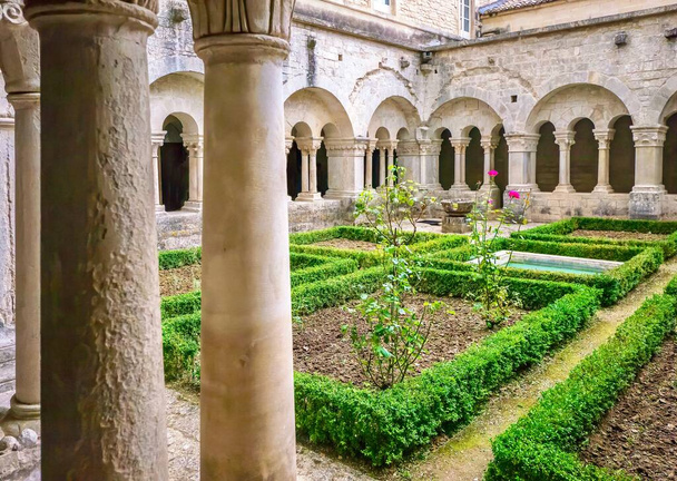 A 12. századi szenanque apátság központi udvari kertje, román stílusú építészettel és manikűrözött kerttel. Található Gordes, Franciaország. - Fotó, kép