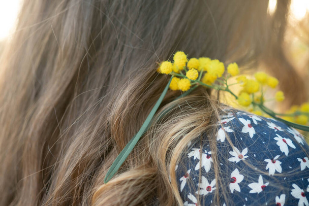 zbliżenie portret delikatny piękny młody szczęśliwy tajemniczy inspirowany kobieta brunetka z długimi włosami uśmiechnięty śmiech trzymając kwitnący kwiat jabłoni na jej szyi na zewnątrz, selektywne skupienie - Zdjęcie, obraz