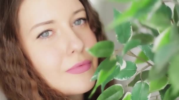 Beauté visage portrait de jeune brune souriante aux yeux bleus, belle femme dans la nature, voyage d'été et humeur tropicale - Séquence, vidéo