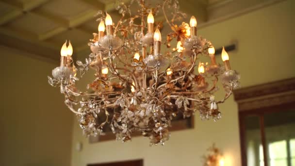 Araña de cristal con velas en estilo floral en el interior de una villa en italia. - Imágenes, Vídeo