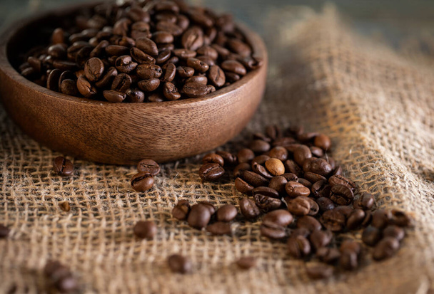 Large roasted coffee beans on the table - Foto, Bild