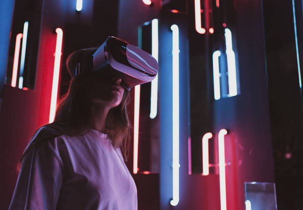 A woman in cyberspace. Virtual reality. Playing in a helmet - Foto, afbeelding