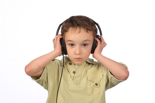 chłopiec słuchając wobec muzyka na białym tle - Zdjęcie, obraz
