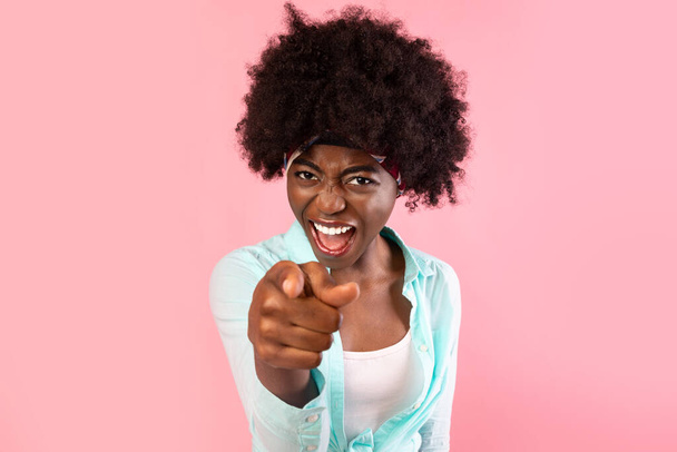 Africano Bushy mulher apontando o dedo para a câmera sobre fundo rosa - Foto, Imagem