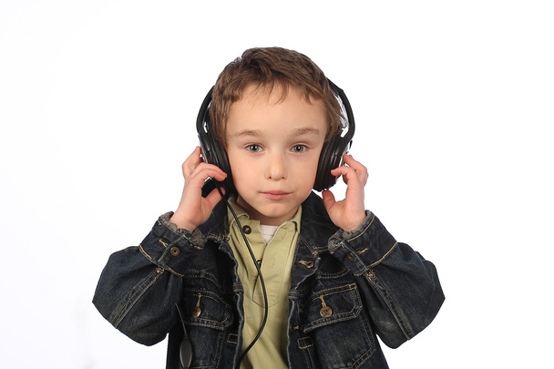 chłopiec słuchając wobec muzyka na białym tle - Zdjęcie, obraz