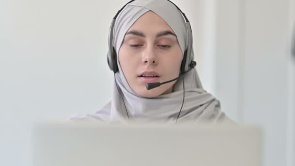 Araberin mit Laptop spricht über Headset  - Filmmaterial, Video