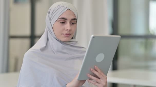 Mujer árabe joven usando tableta digital - Imágenes, Vídeo