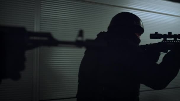 SWAT officieren richten op geweren. Politie speciale operaties bestrijken grondgebied  - Video