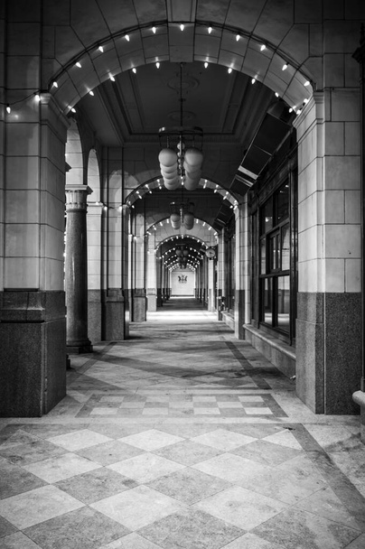 Черно-белые арки в центре Калгари Залив здание ночью - Фото, изображение