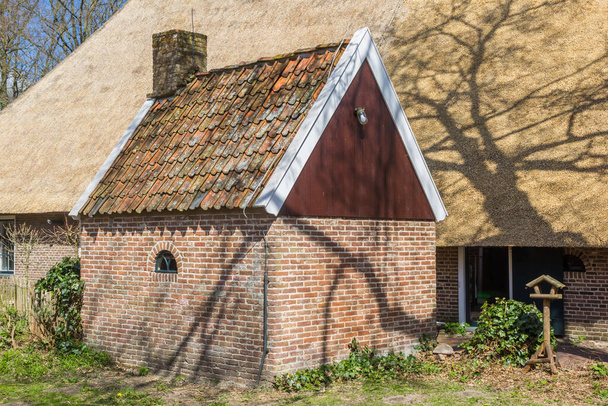 Маленький кирпичный сарай перед историческим домом в Орвельте, Нидерланды - Фото, изображение