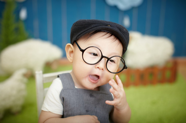 Baby mit Brille - Foto, Bild