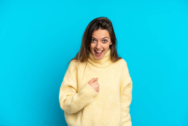 Young caucasian woman isolated on blue background with surprise facial expression - Zdjęcie, obraz