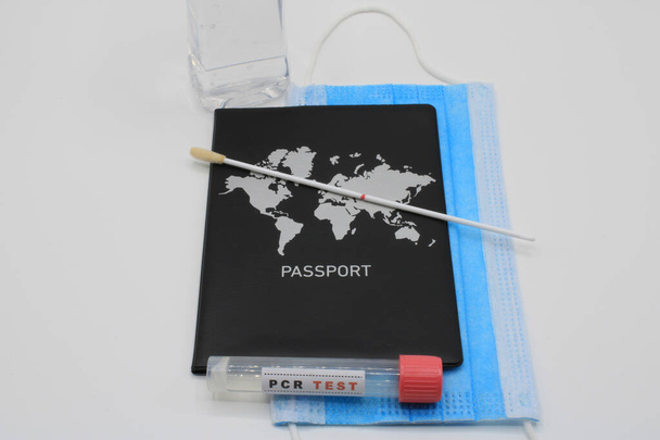 Паспорт з маскою поруч з ПЛР тест  - Фото, зображення