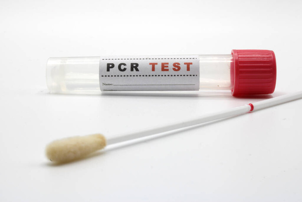 Erillinen PCR-testi valkoisella pohjalla - Valokuva, kuva