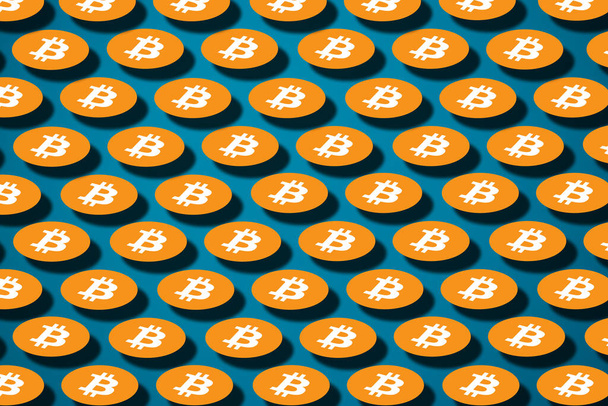 Cryptocurrency bitcoin modello concetto sfondo blu - Foto, immagini
