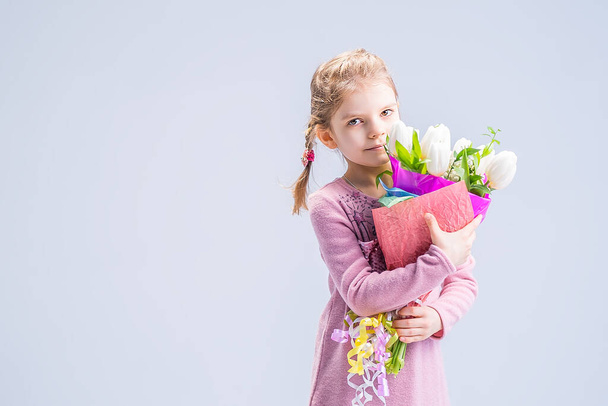 beautiful little girl with a bouquet of white tulips - Fotografie, Obrázek