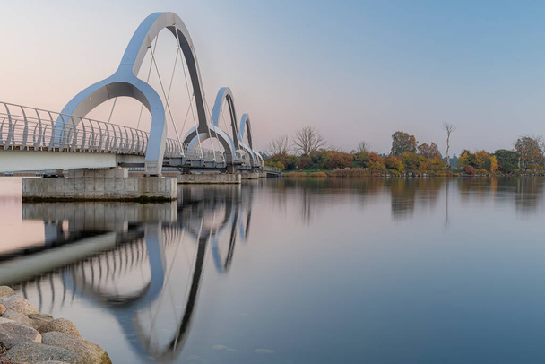 SOLVESBORG, SUÈDE - 13 OCTOBRE 2018 : Le pont Solvesborg est un pont de 760 mètres de long à pied et à vélo sur la baie de Solvesborg à Blekinge. - Photo, image