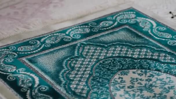 rezando no mês do Ramadã, tapetes de oração colocados no chão, tapetes islâmicos e de oração, - Filmagem, Vídeo