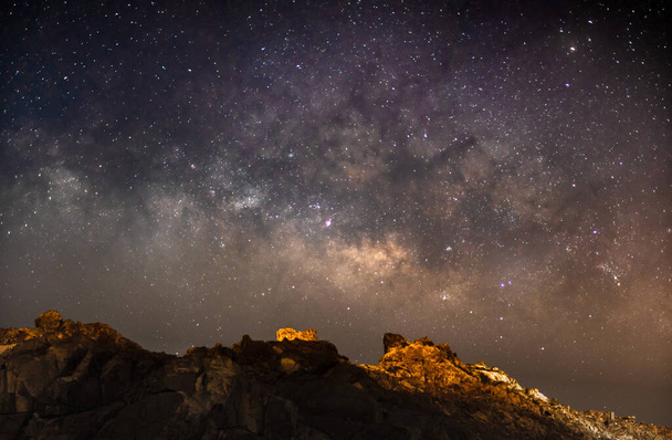 A mesmerizing view of the starry sky seen through mountains - perfect for wallpapers - Fotografie, Obrázek