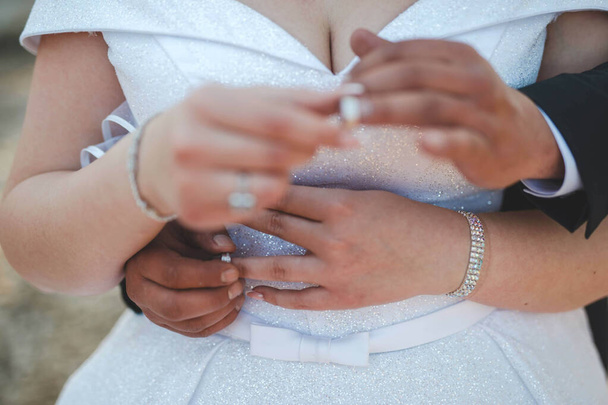 A selective focus shot of a beautiful wedding couple wearing rings - Foto, imagen