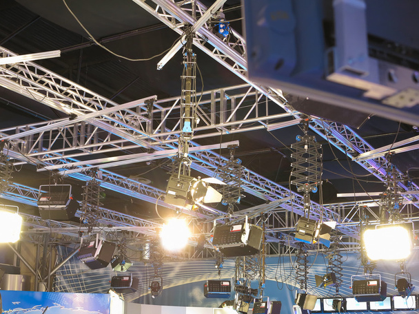 Equipamento de luz de estúdio de televisão, holofotes, cabos, microfone
 - Foto, Imagem