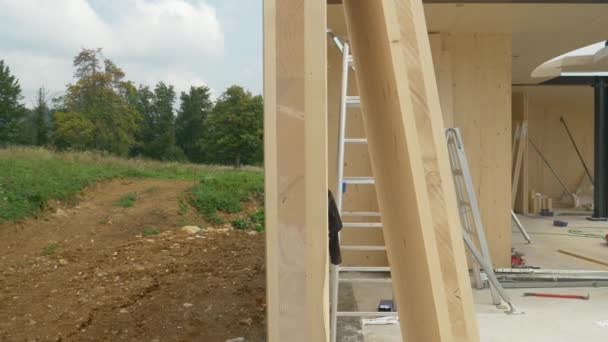 UKONČENÍ: Moderní křížem laminovaný dřevěný dům se buduje na venkově. - Záběry, video