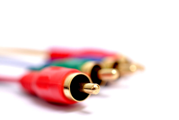 audio-vídeo cable analógico sobre fondo blanco, rojo, verde, color azul concepto de imagen - Foto, Imagen