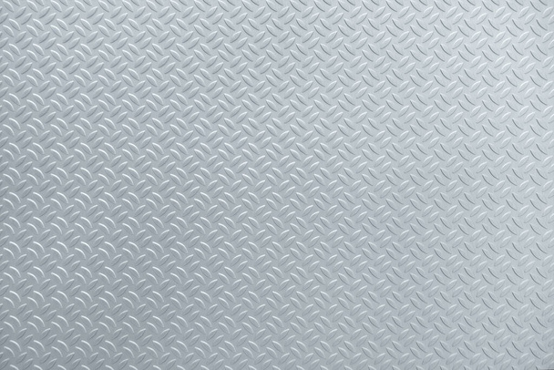 Plaque à damier industrielle de couleur argent avec motif abstrait en forme de petites feuilles en gros plan - Photo, image