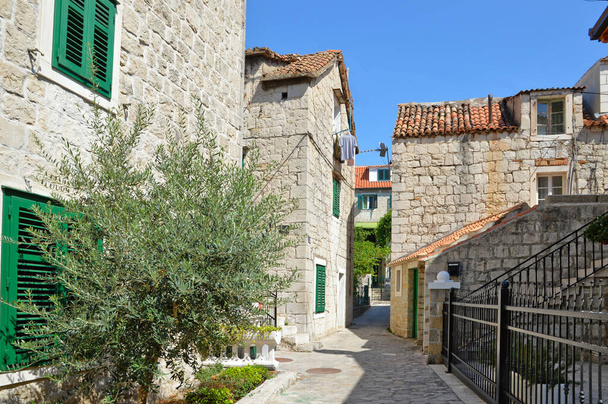 Una strada stretta nel centro storico di Spalato, un'antica città in Croazia. - Foto, immagini