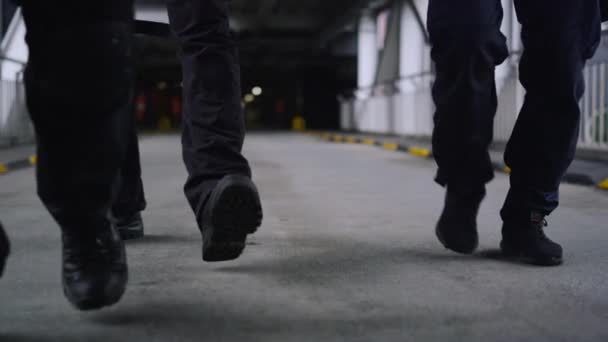 Primo piano SWAT poliziotti gambe a piedi in edificio urbano - Filmati, video