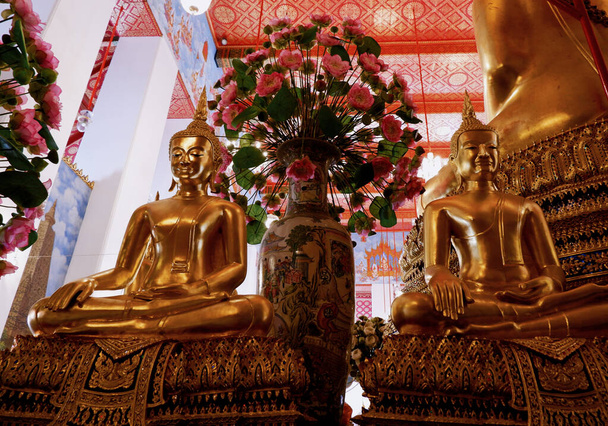 Lotosové květiny věnované sochám Buddhů  - Fotografie, Obrázek
