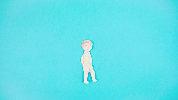 4k Pequena criança humana desenhada caminha ou corre rapidamente isolada em fundo azul claro. Baby stop motion animação artesanal. Feliz conceito de infância. Desenhos animados. Espaço para cópia. Modelo para design. - Filmagem, Vídeo