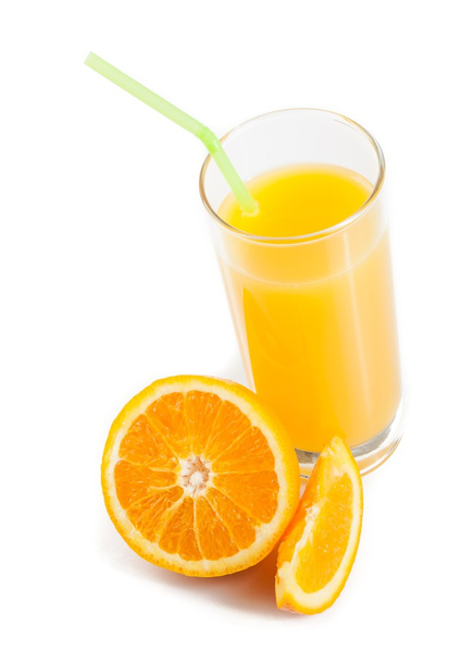topo de vista de vidro cheio de suco de laranja com palha perto de meia laranja
 - Foto, Imagem