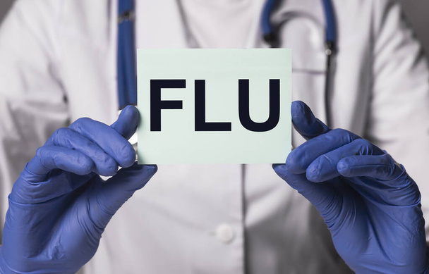 Inscripción de gripe o gripe, palabra en manos del médico - Foto, Imagen