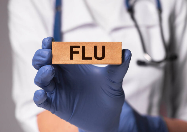 Inscripción de gripe o gripe, palabra en manos del médico - Foto, Imagen