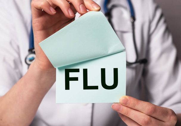 Inscripción de gripe o gripe, palabra en manos del médico - Foto, imagen