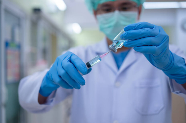 Il Dottore sta preparando un vaccino da mettere in booster sterili per l'uso in pazienti infetti dal virus pandemico. - Foto, immagini