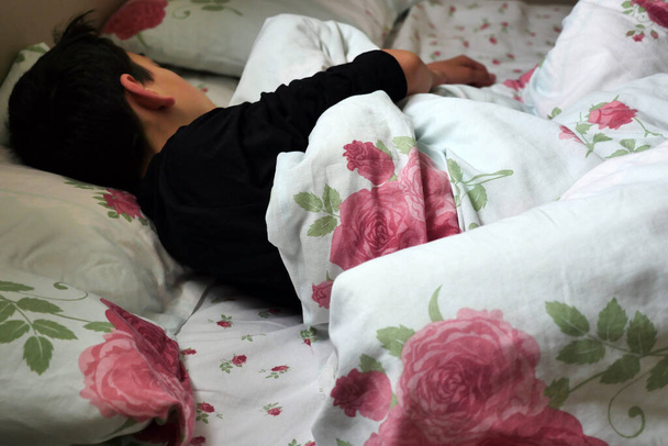 un adolescente durmiendo en la cama, pasando el tiempo durmiendo durante el día, el sueño diurno, - Foto, Imagen