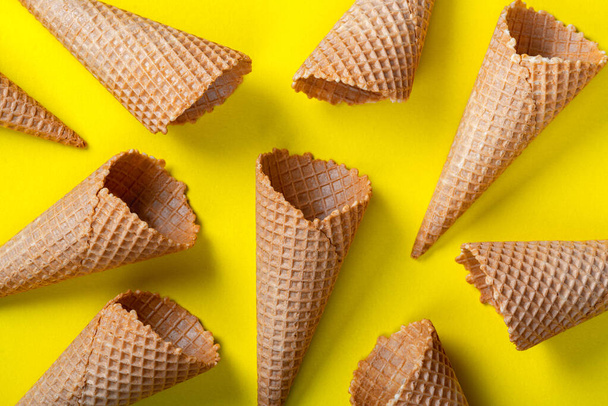 Κώνους παγωτό σε κίτρινο φόντο, επίπεδη lay - Φωτογραφία, εικόνα