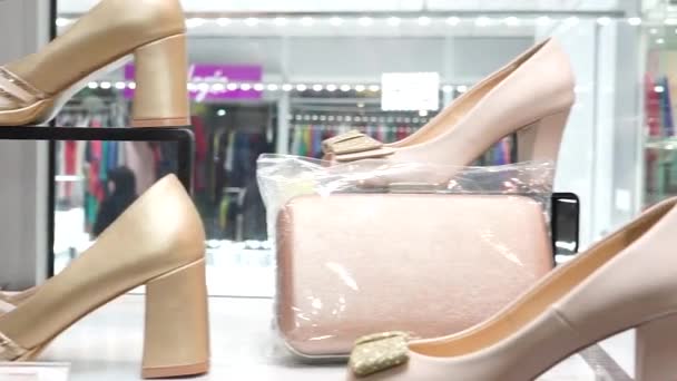 Dámské boty na vysokých podpatcích a kabelky v okně obchodu - Záběry, video